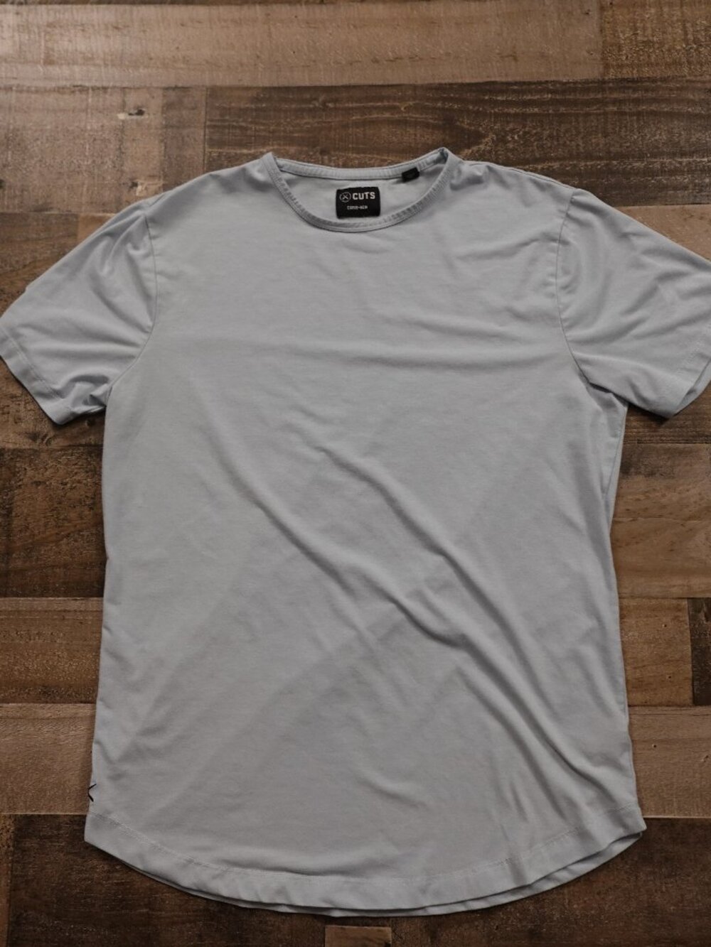 CUTS Curve-Hem T-Shirt Men’s Medium Light Blue Pyca Pro Stretch Tee